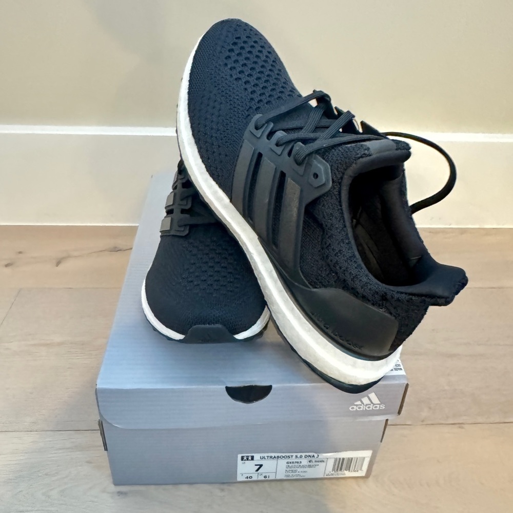 NEW Adidas Ultraboost 5.0 DNA J - Size 7 Youth / Women’s 8 / Mens 7
